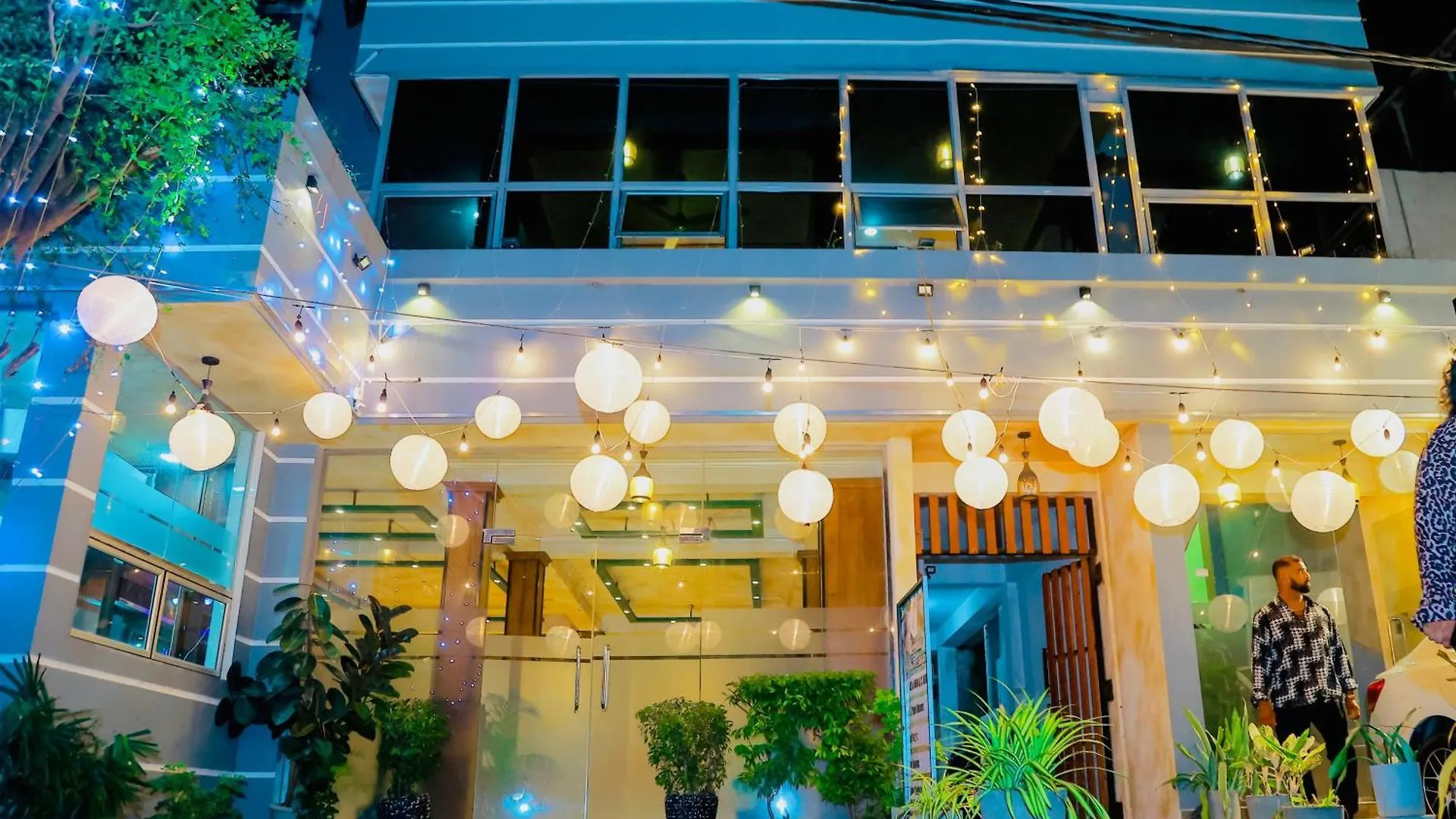 Oleesha Hotel & Restaurant 니곰보