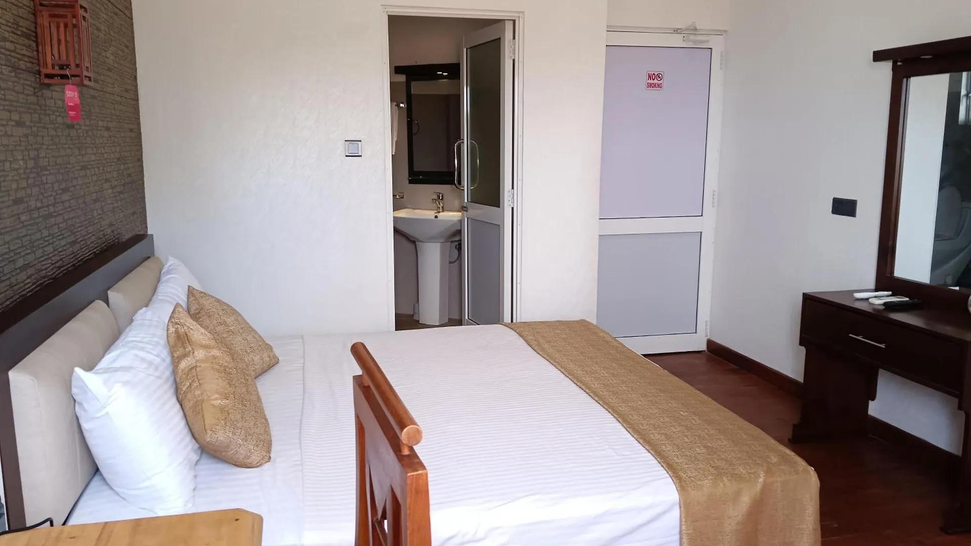 Oleesha Hotel & Restaurant 니곰보