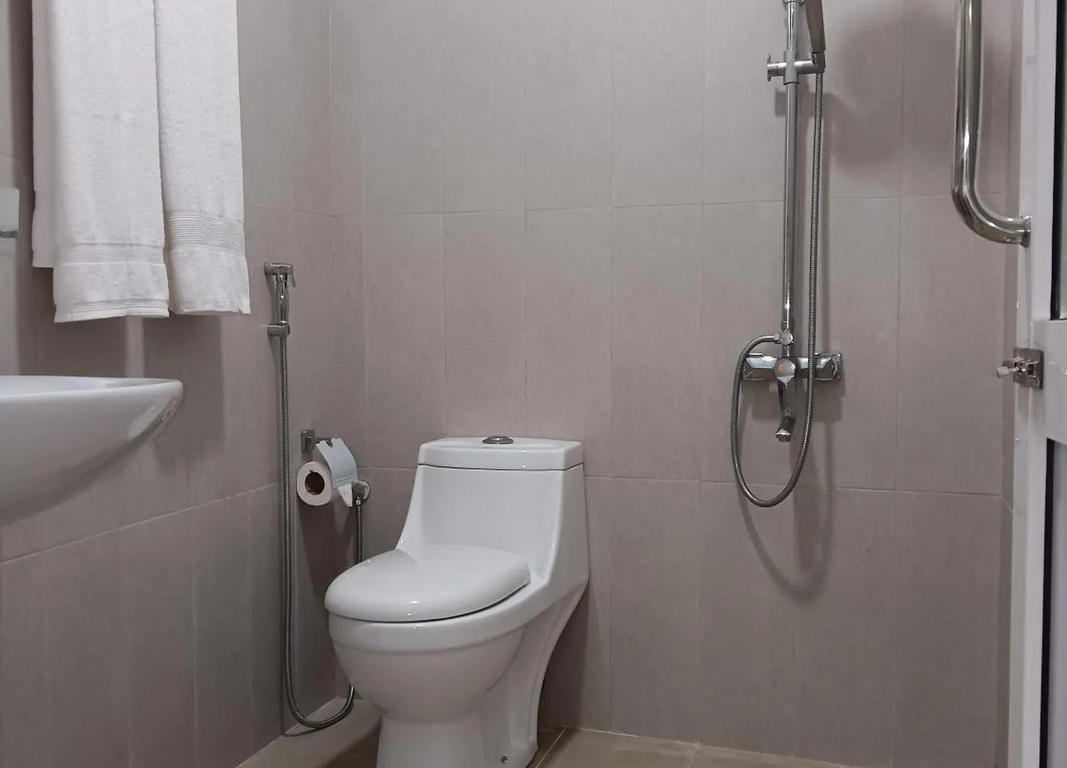 Oleesha Hotel & Restaurant 니곰보
