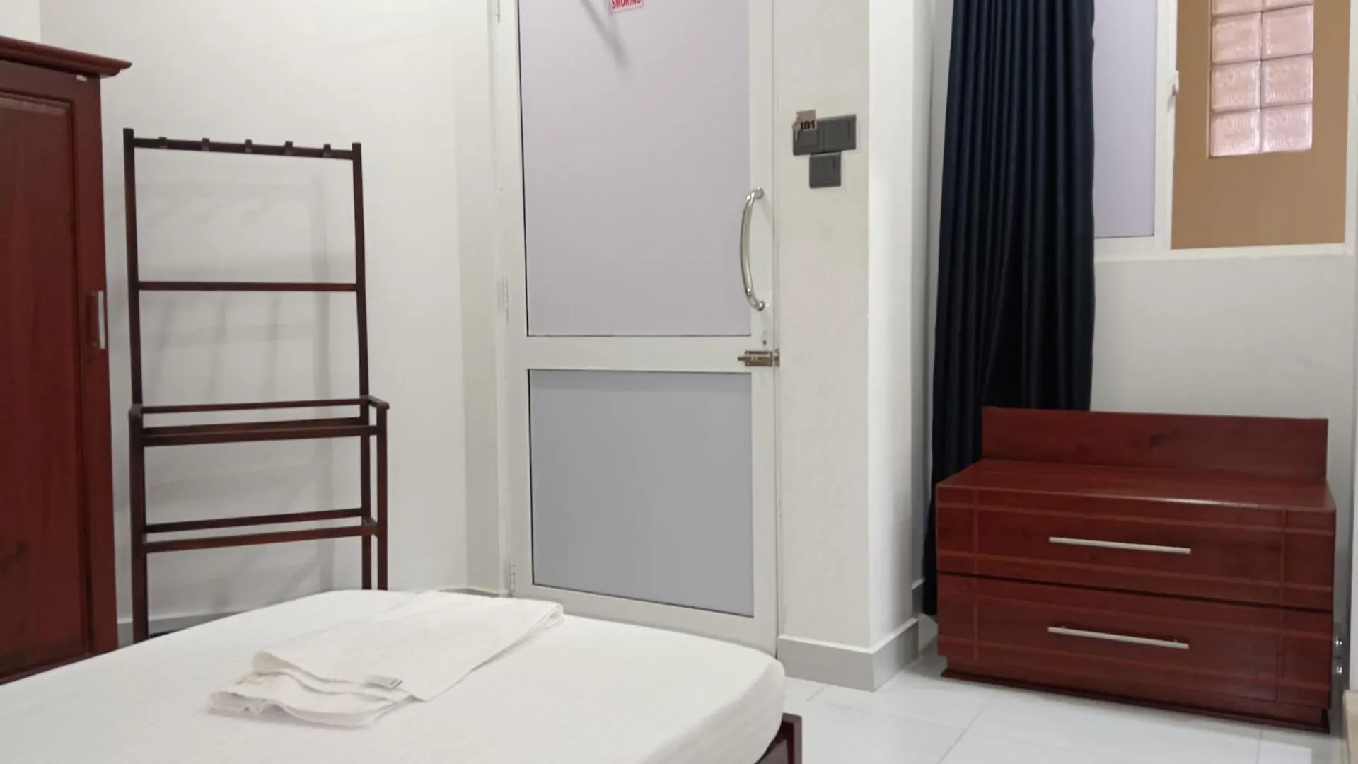Oleesha Hotel & Restaurant 니곰보