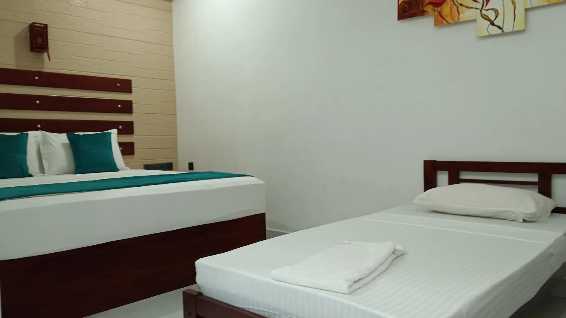 Oleesha Hotel & Restaurant 니곰보