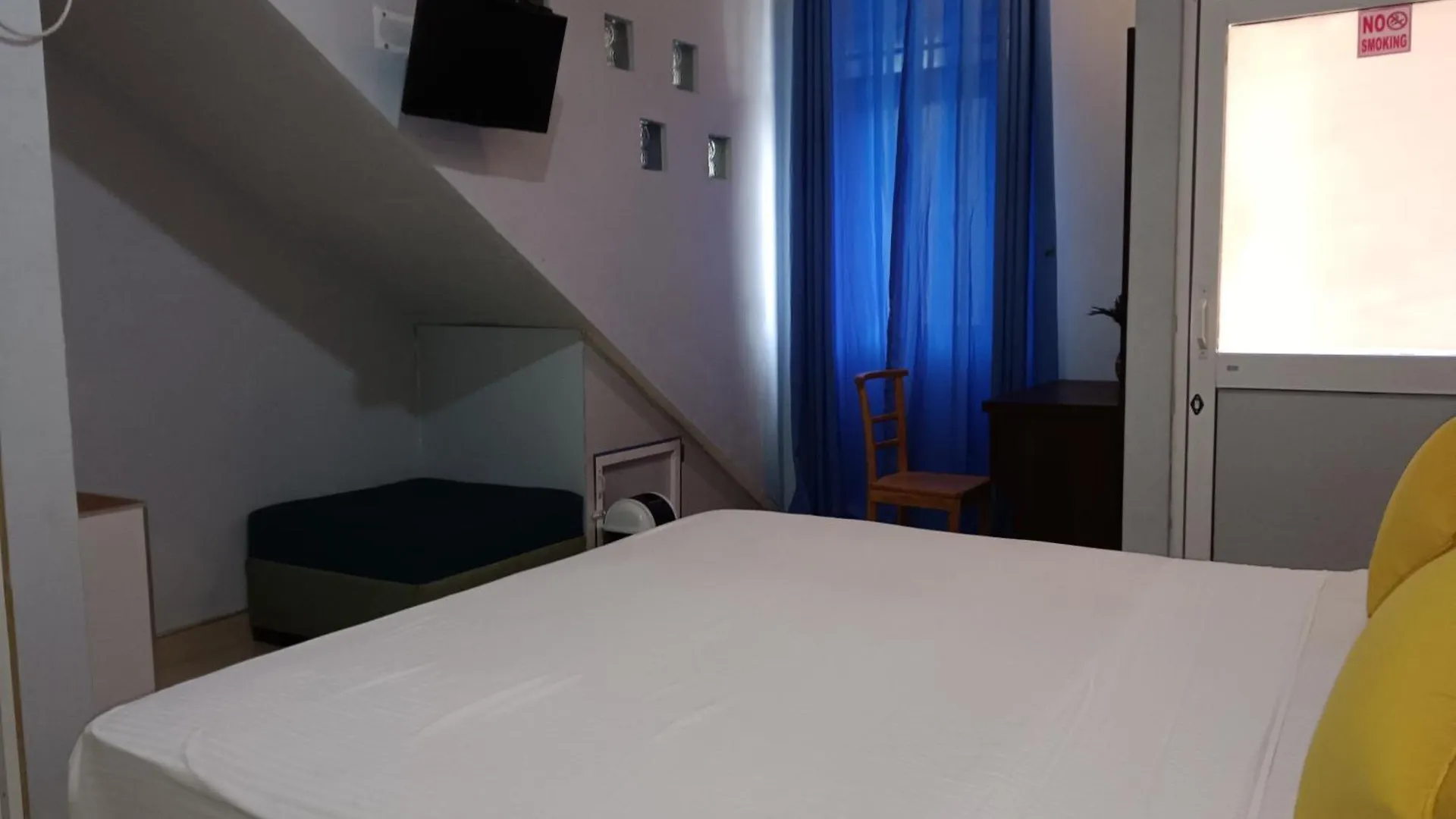 Oleesha Hotel & Restaurant 니곰보