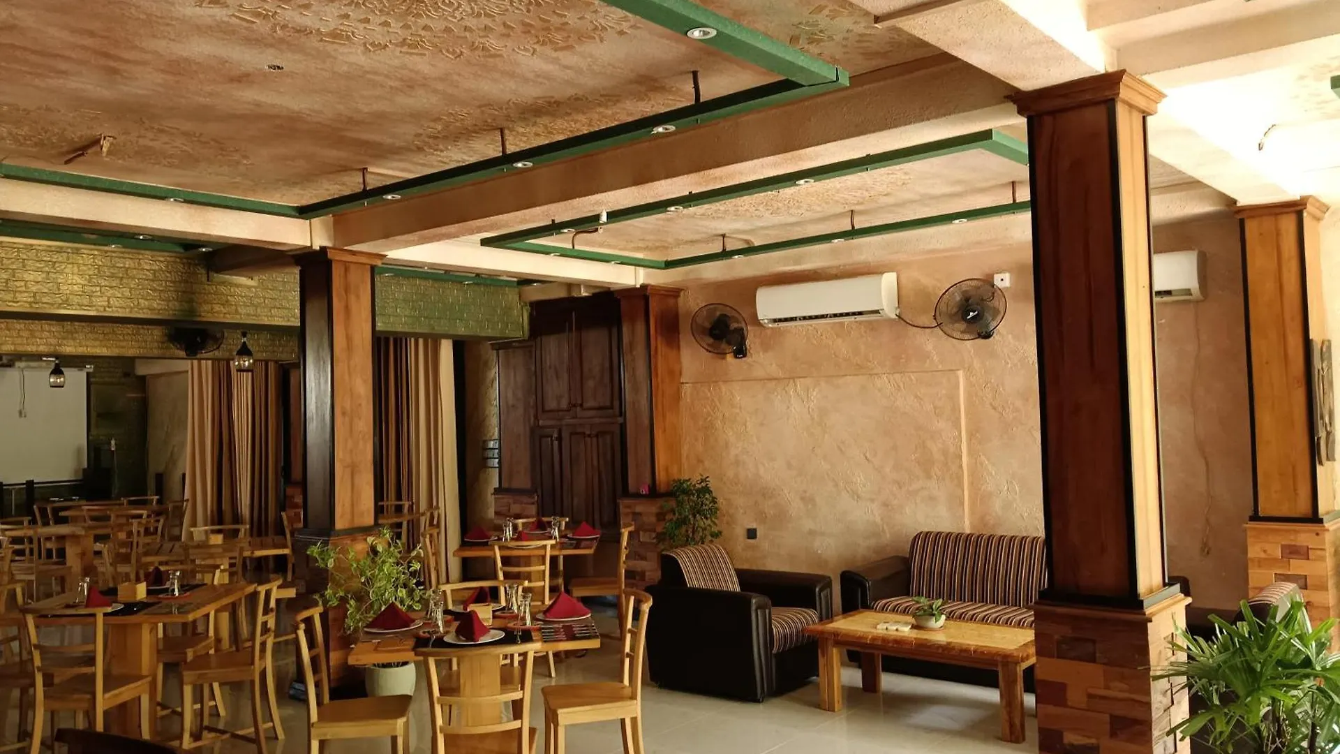 Oleesha Hotel & Restaurant 니곰보