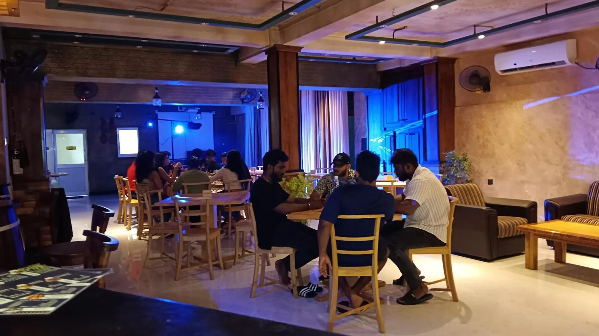 Oleesha Hotel & Restaurant 니곰보