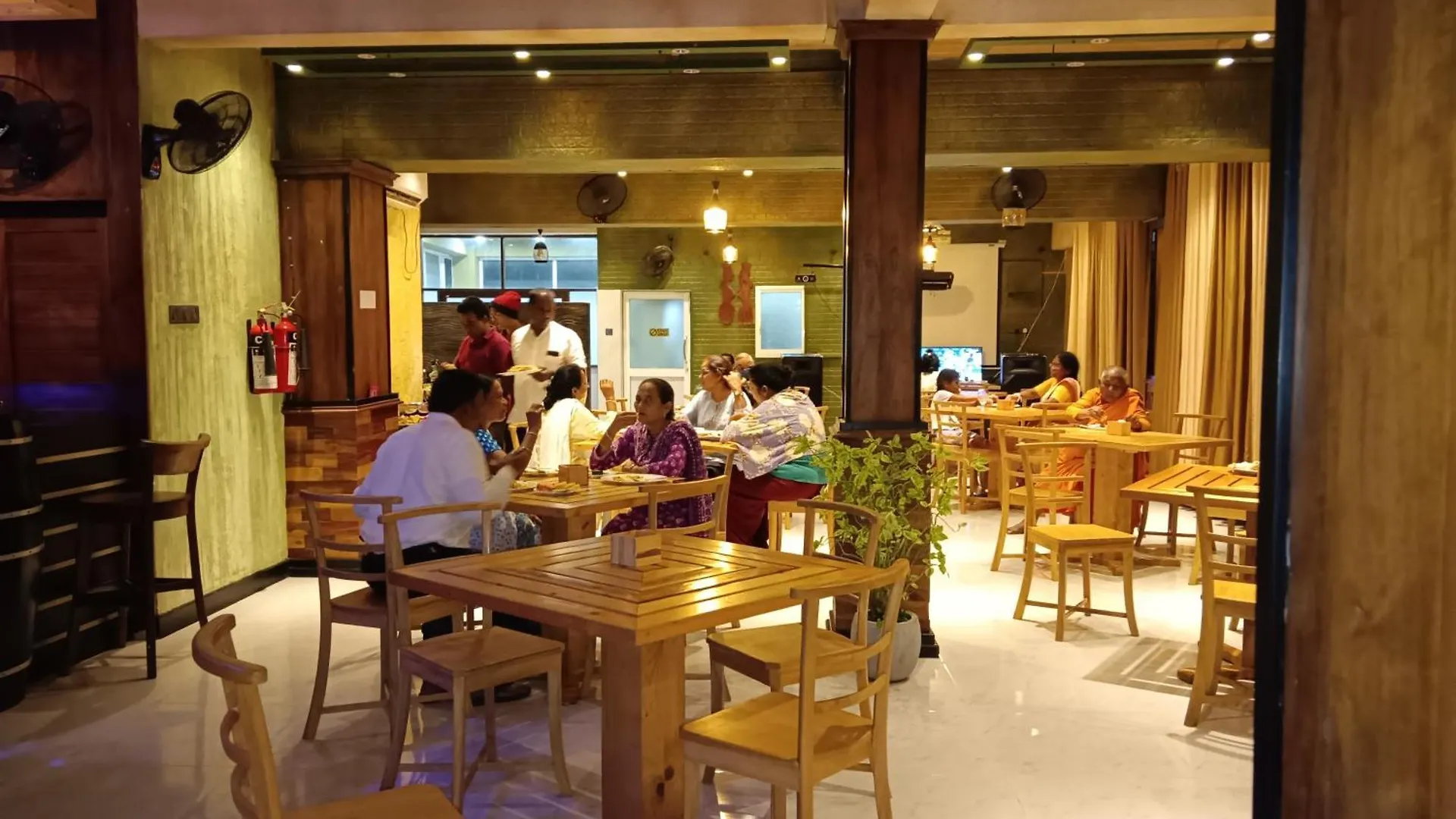 Oleesha Hotel & Restaurant 니곰보