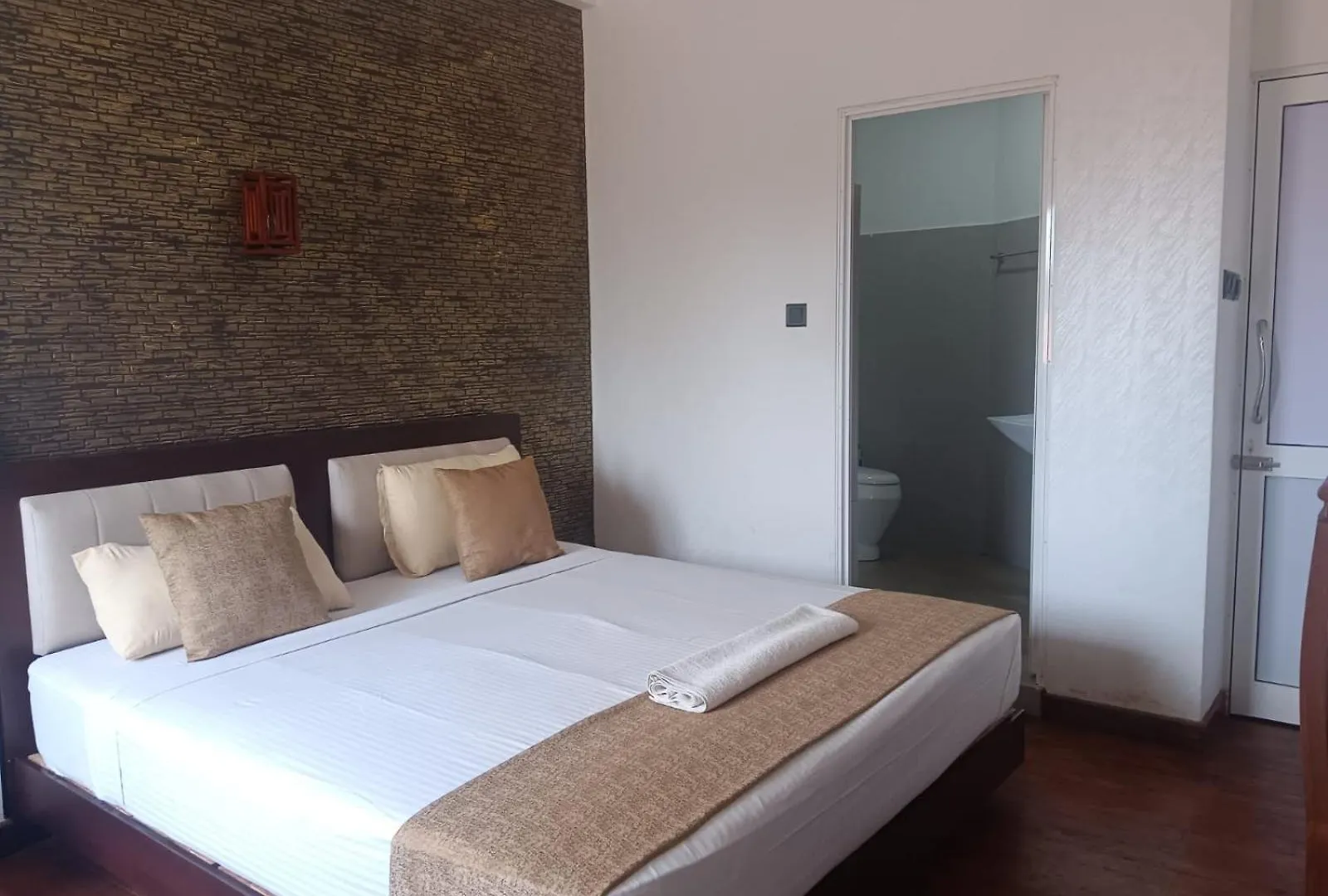 Oleesha Hotel & Restaurant 니곰보